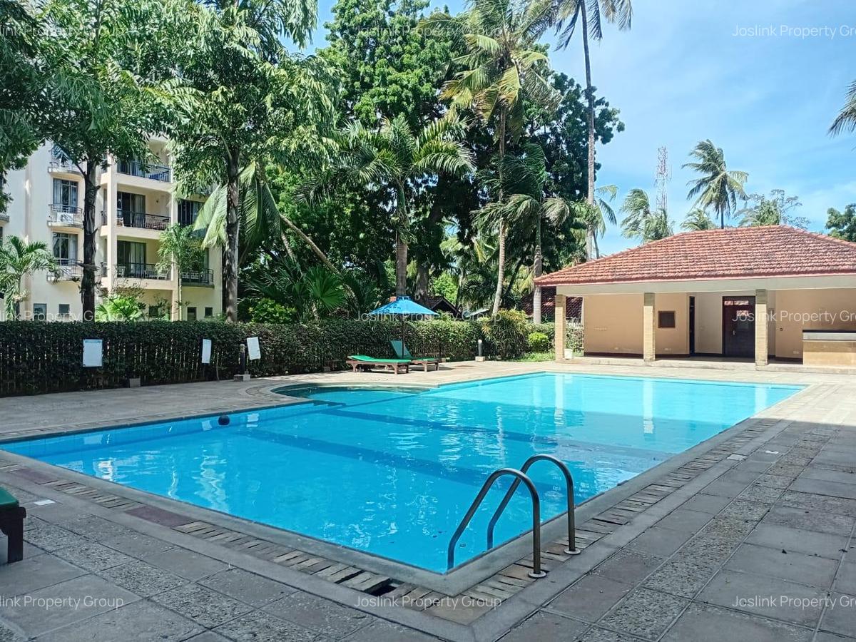 Serviced 2 Bed Apartment with En Suite at Greenwood Drive - 1