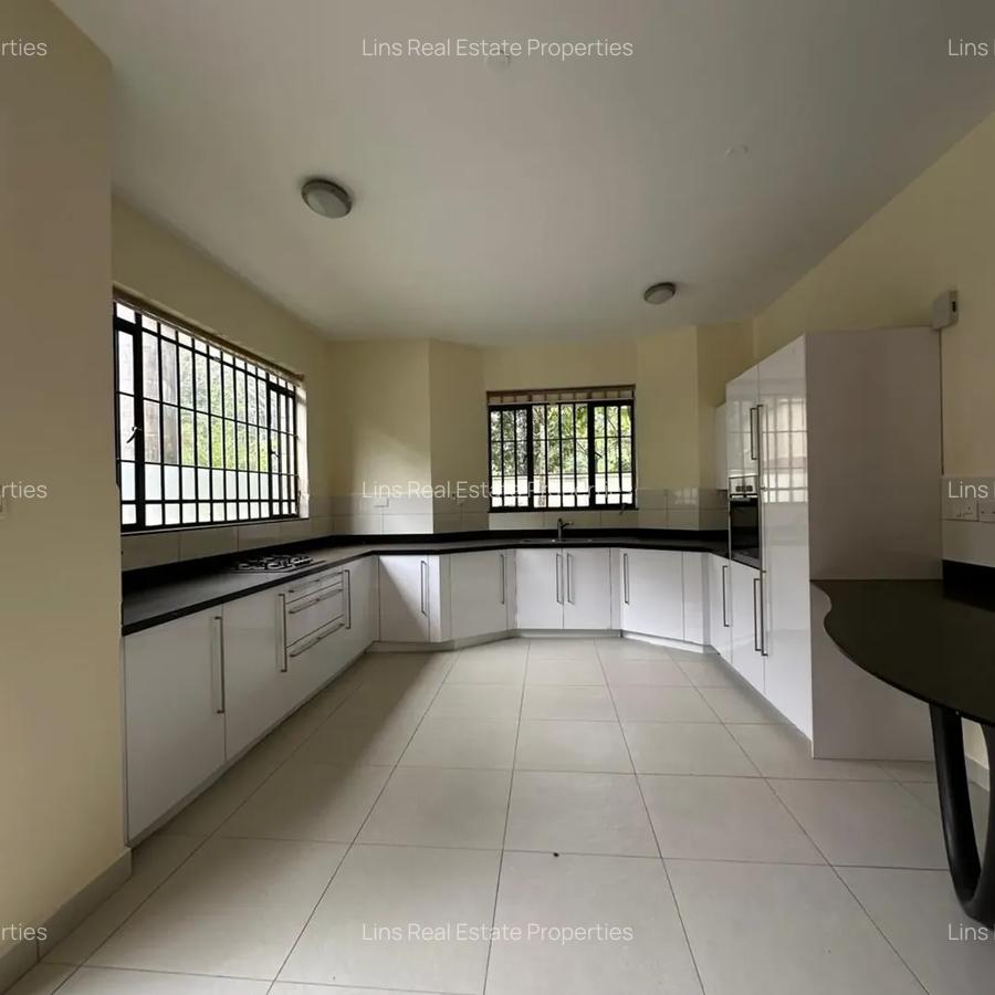 5 Bed Townhouse with En Suite in Lavington - 16