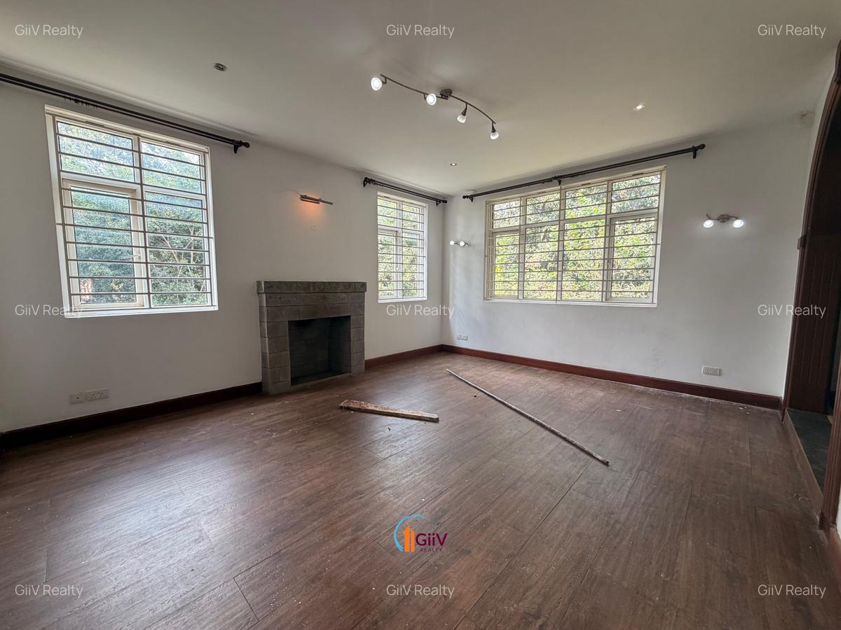4 Bed House with Swimming Pool in Rosslyn - 5