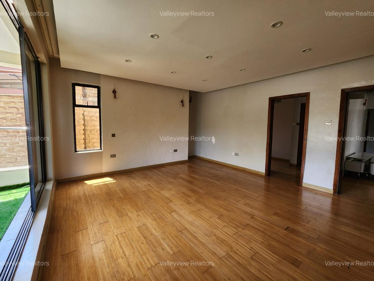 5 Bed Townhouse with En Suite at Lavington - 14