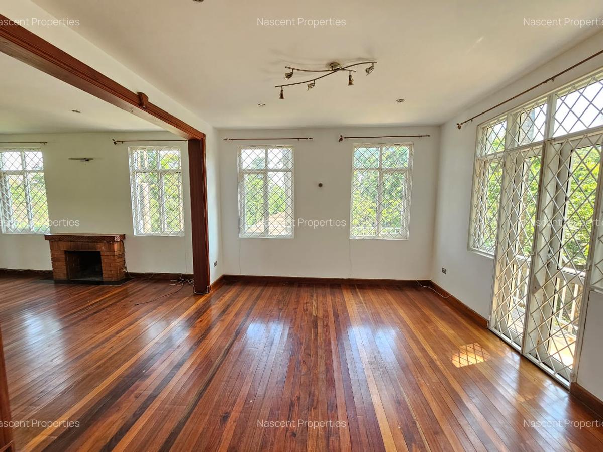 5 Bed House with En Suite in Rosslyn - 16