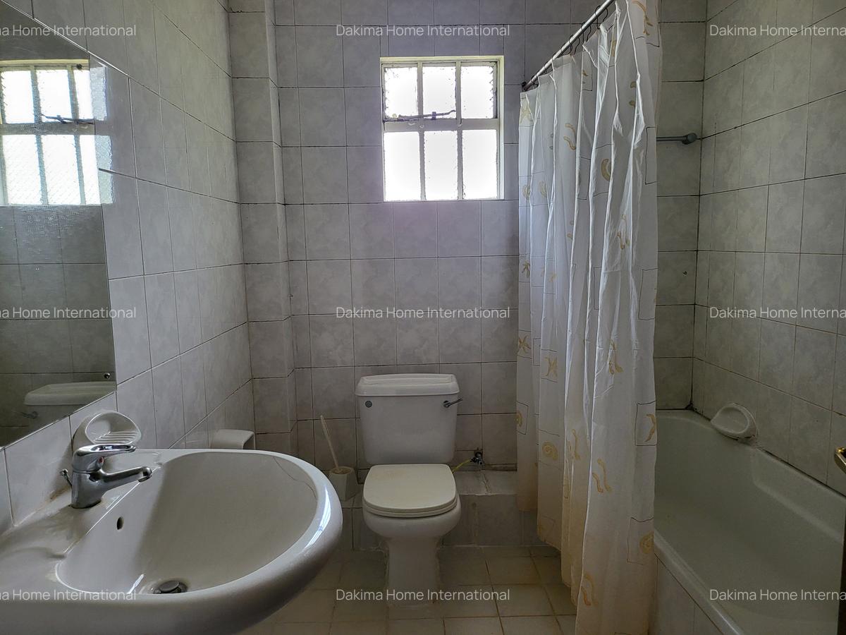 5 Bed House with En Suite in Runda - 12