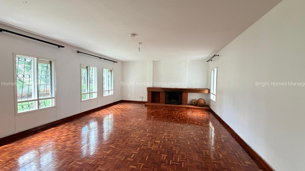 4 Bed Villa with En Suite in Hill View - 5
