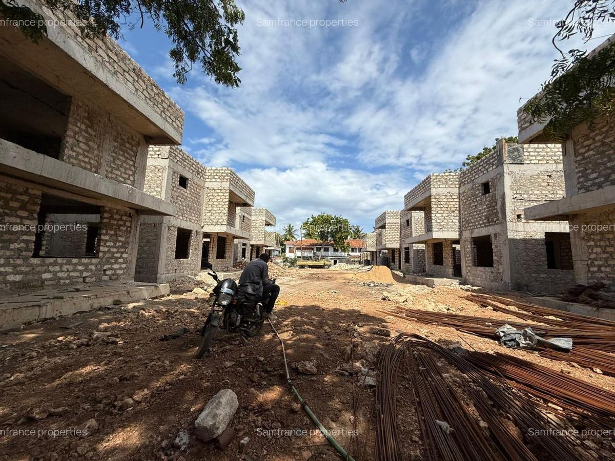 4 Bed House with En Suite at Greenwood Drive - 1