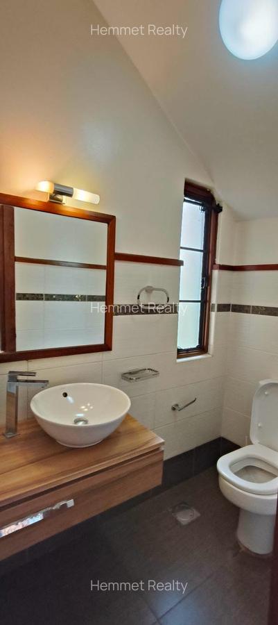 4 Bed House with En Suite in Ridgeways - 8