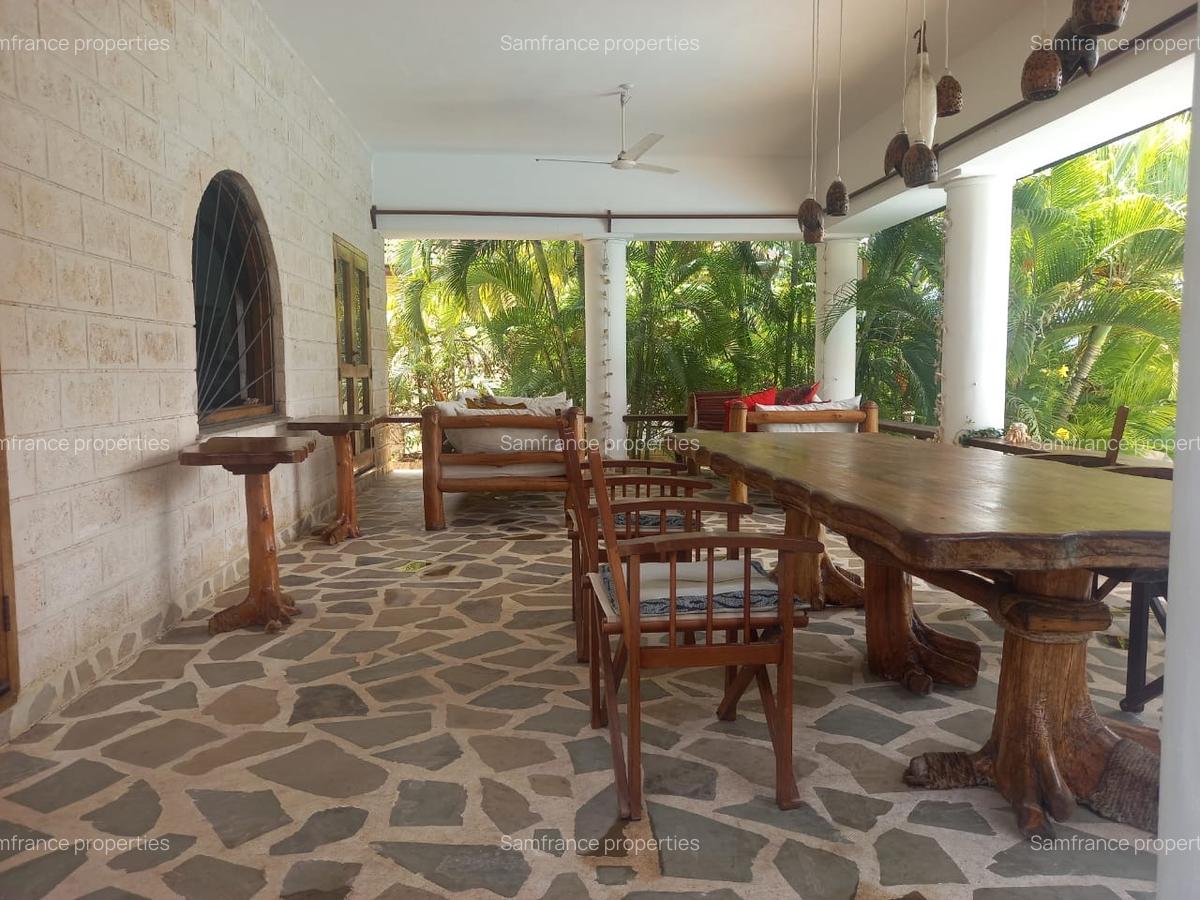 4 Bed Villa with En Suite at Bofa - 5