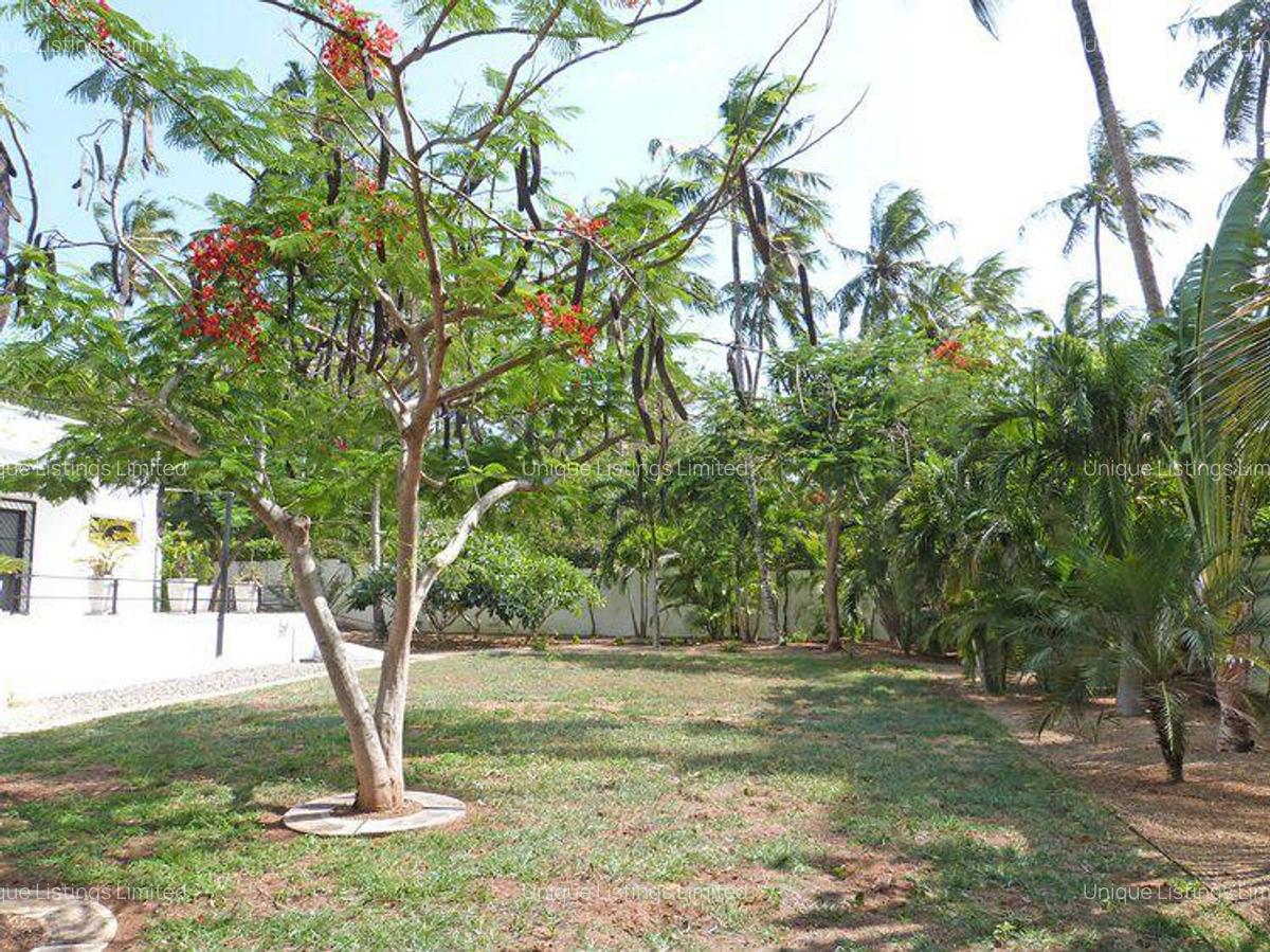 4 Bed House with En Suite in Watamu - 12
