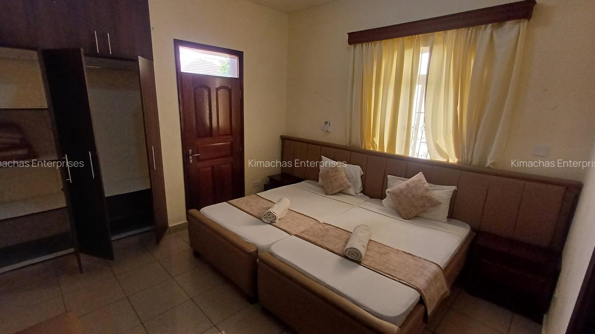 Serviced 2 Bed Apartment with En Suite at Links Road - 14