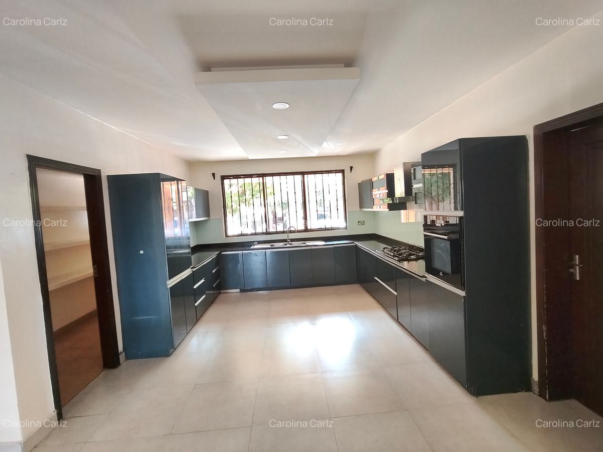 5 Bed House with En Suite in Westlands Area - 8