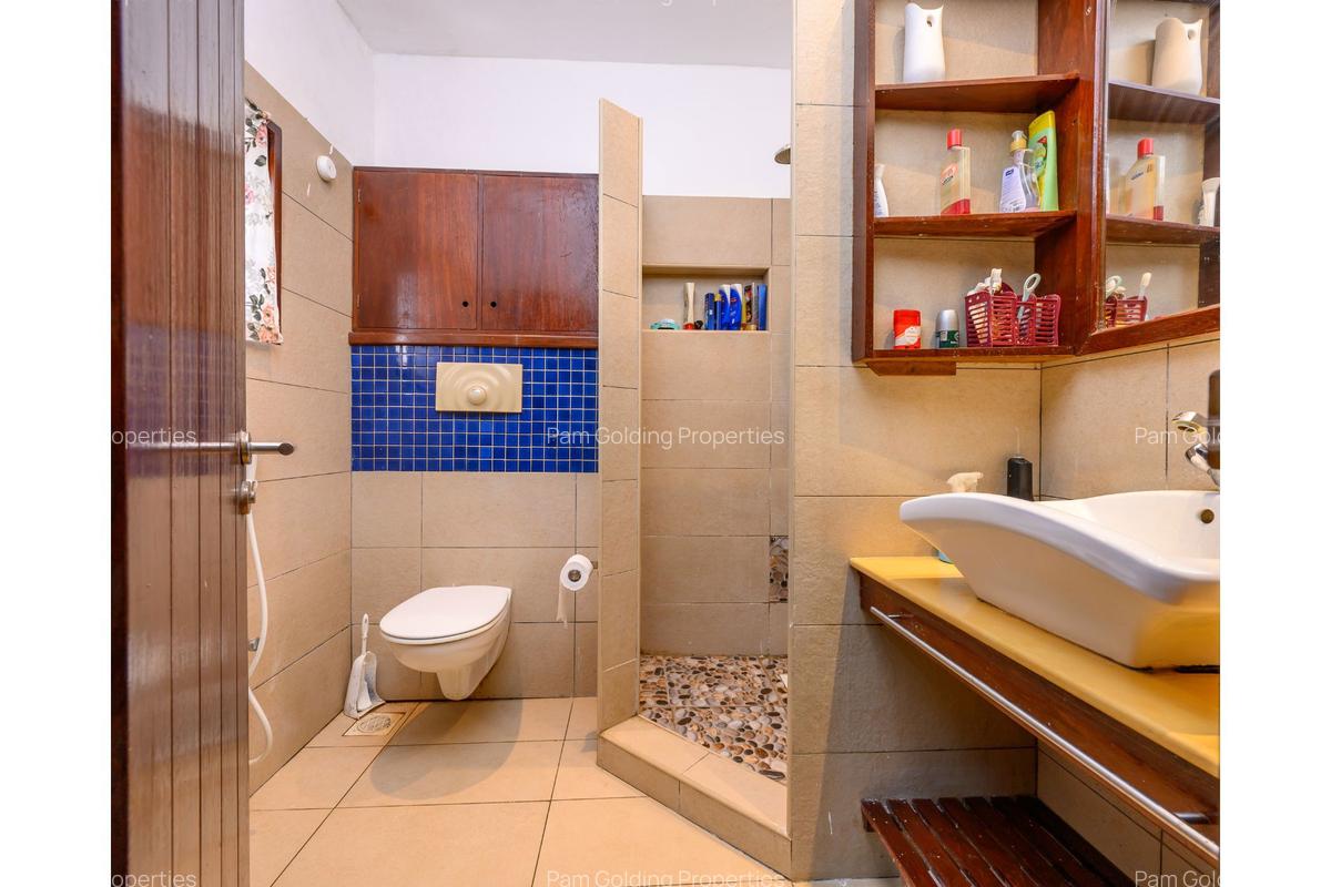 6 Bed House with En Suite at Greenwood Drive - 12