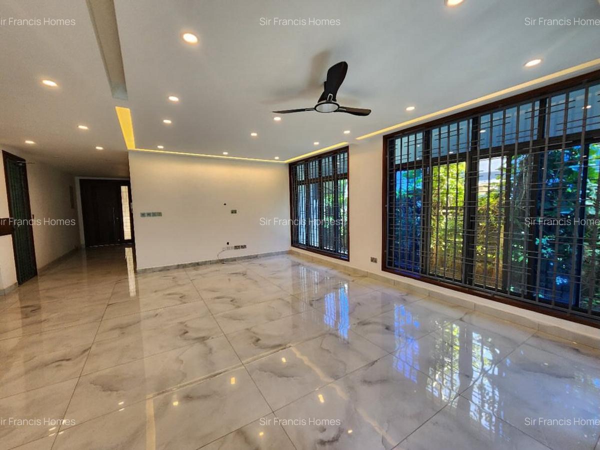 5 Bed Villa with En Suite in Nyali Area - 11