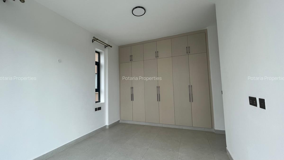 2 Bed Apartment with En Suite in Brookside - 6