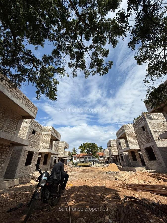 4 Bed House with En Suite at Greenwood Drive - 3