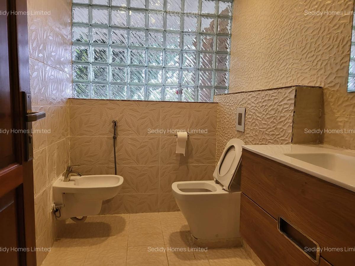 5 Bed Villa with Swimming Pool in Runda - 9