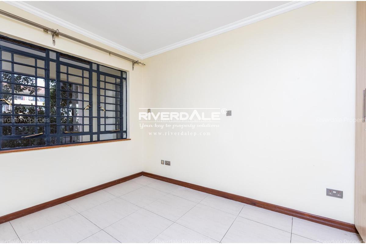 4 Bed Apartment with En Suite in Parklands - 6