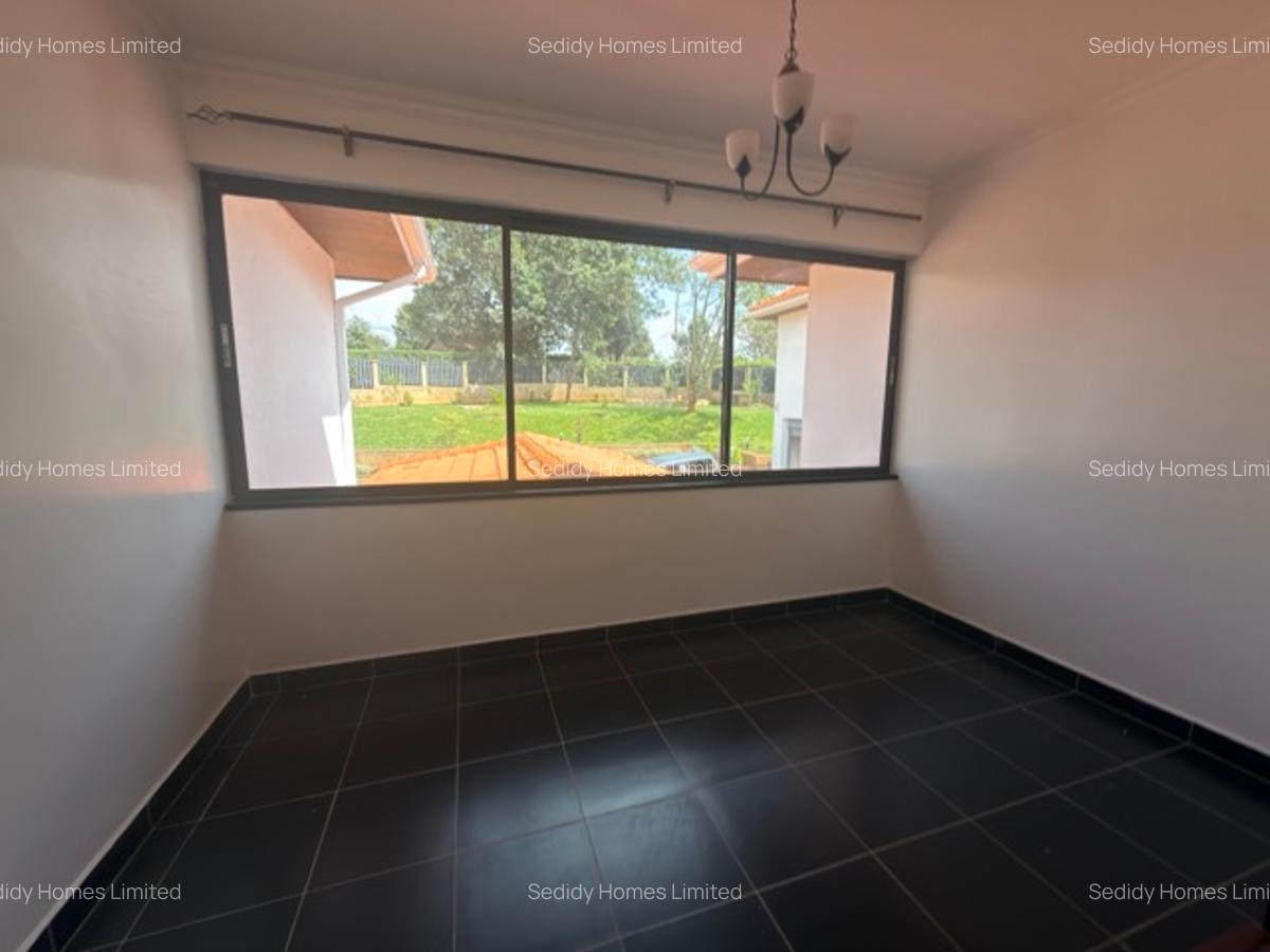 5 Bed House with En Suite in Ridgeways - 5
