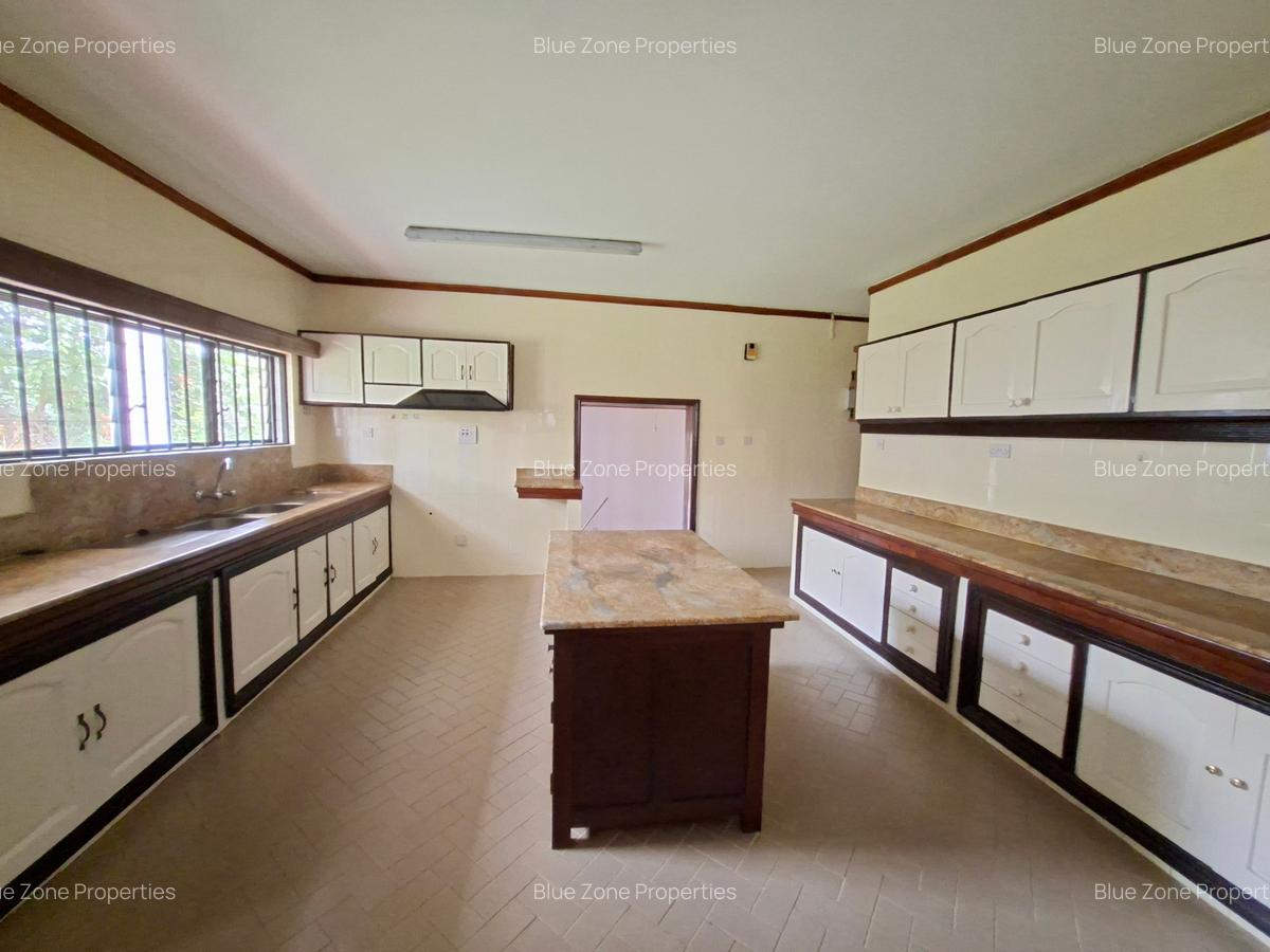 5 Bed House with En Suite at Close To Un - 19