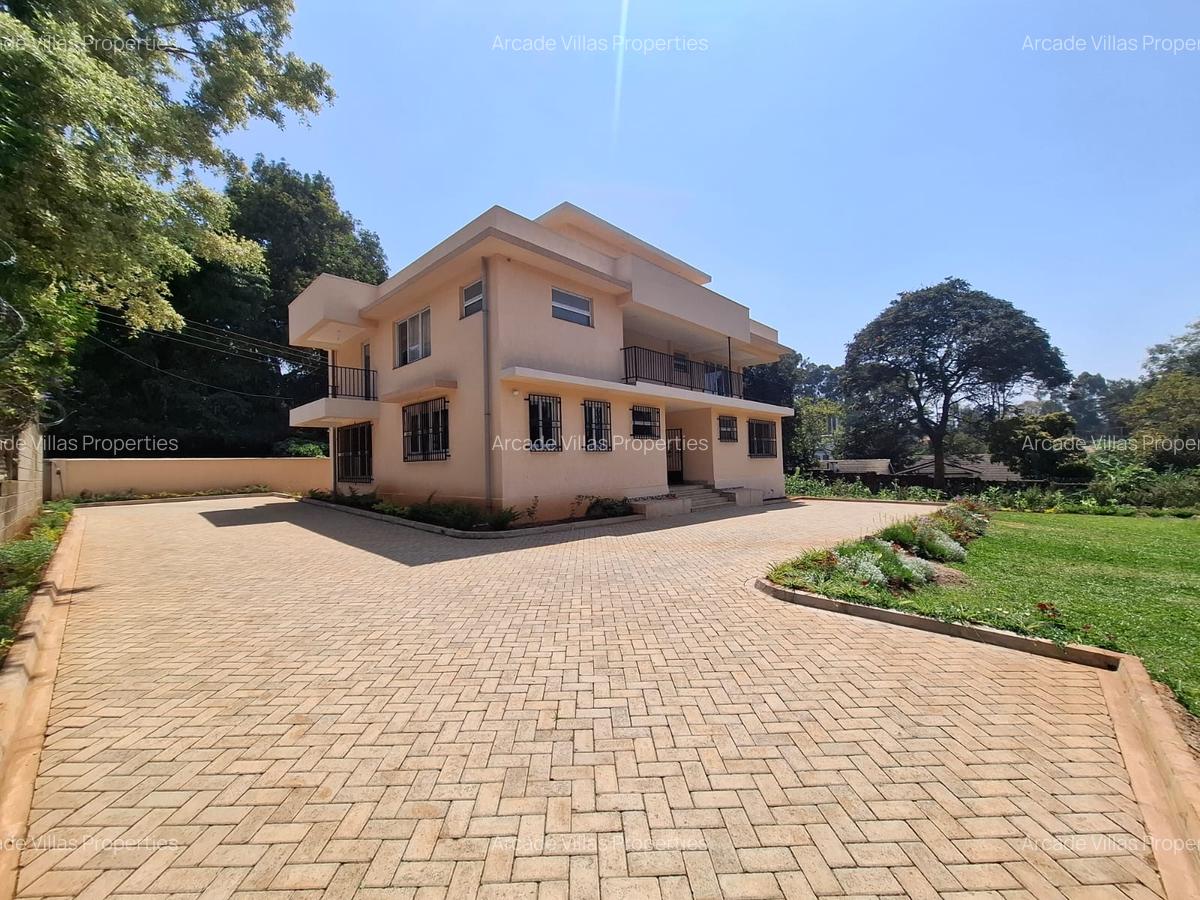 5 Bed House with En Suite in Lavington - 1