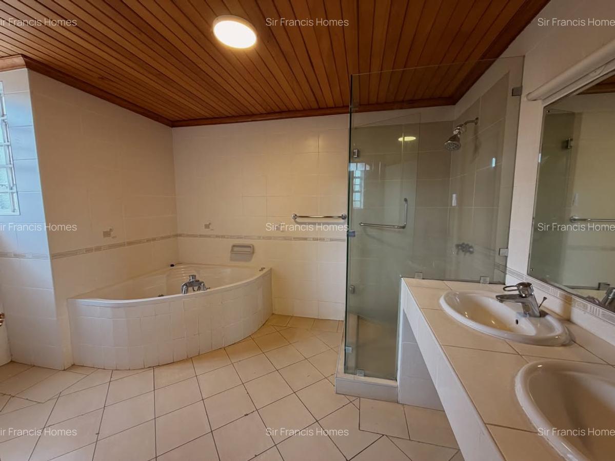 5 Bed House with En Suite in Runda - 3