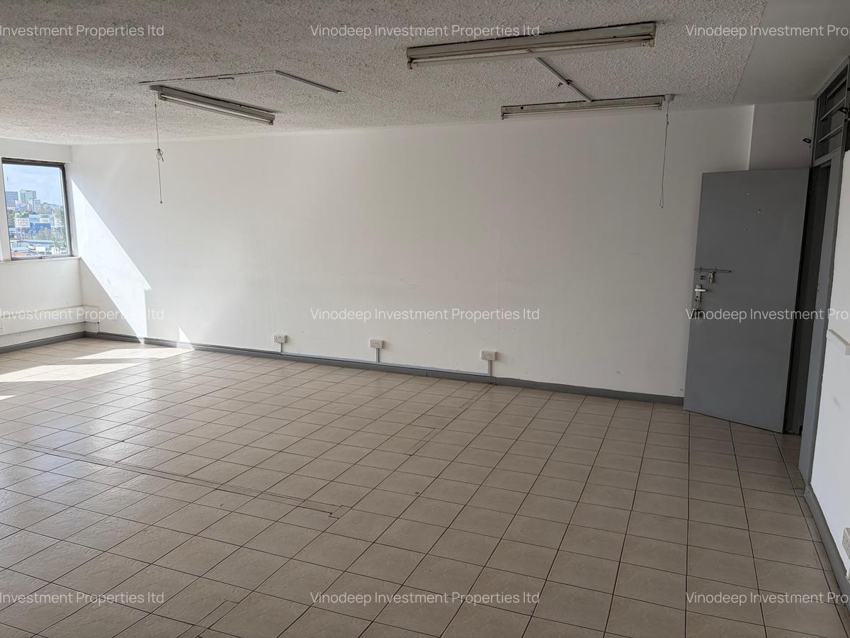 600 ft² Commercial Property with Service Charge Included at Baricho Road - 1