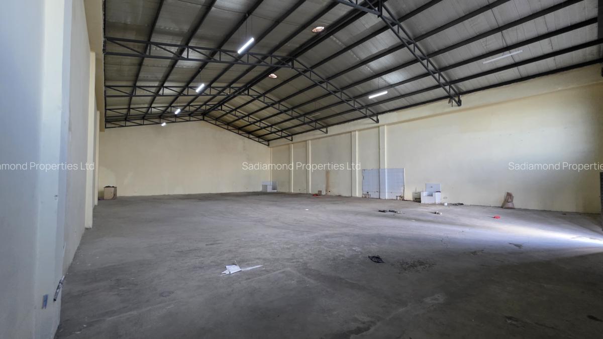 5,000 ft² Warehouse with Parking in Industrial Area - 3