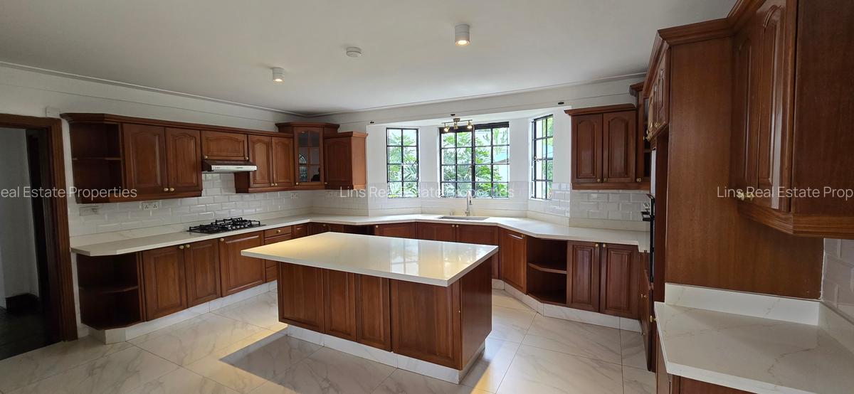 5 Bed House with En Suite in Nyari - 11