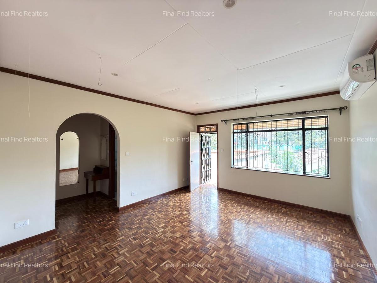 5 Bed Townhouse with En Suite in Brookside - 3