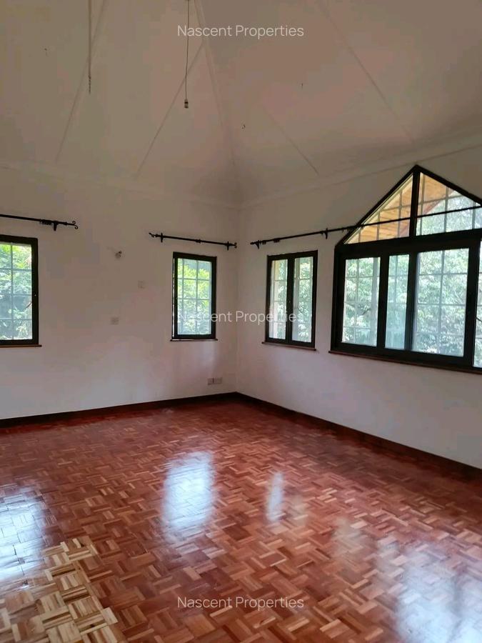 5 Bed House with En Suite in Rosslyn - 11