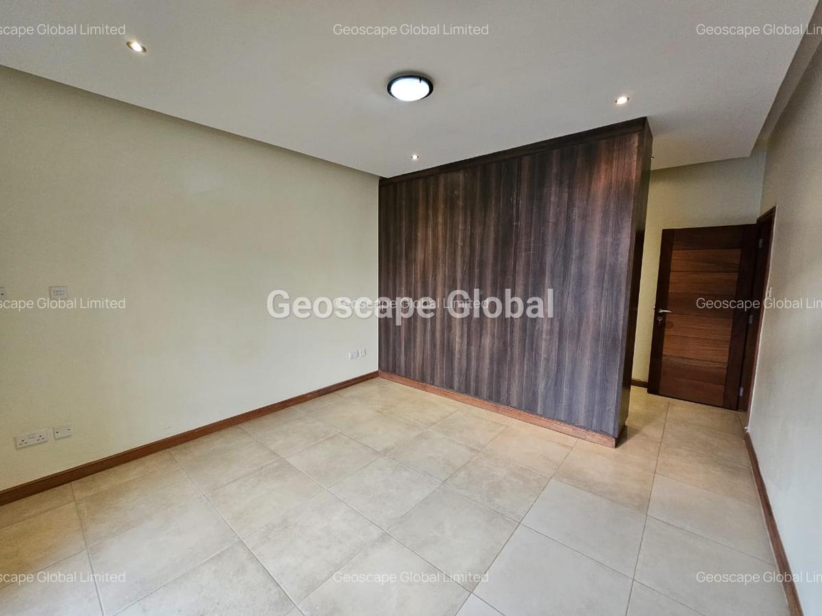 4 Bed House with En Suite in Runda - 12