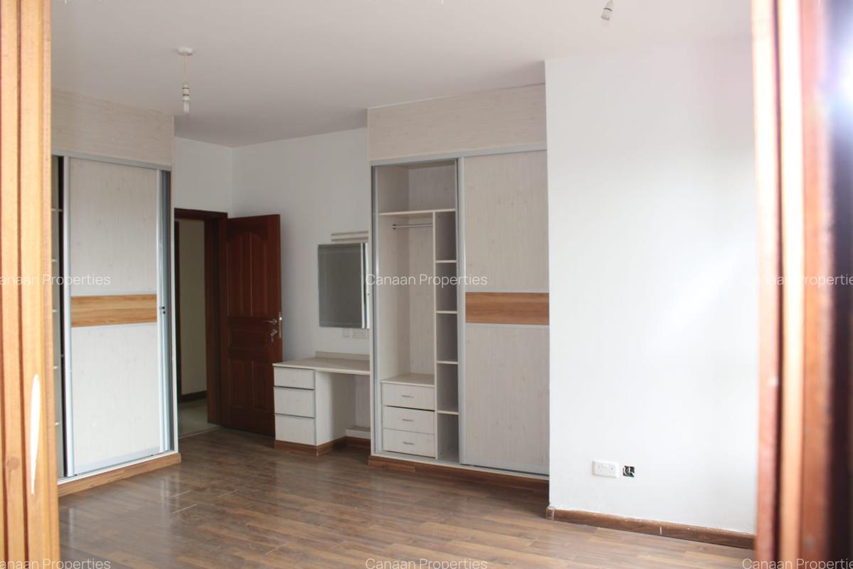 4 Bed Apartment with En Suite in Parklands - 3