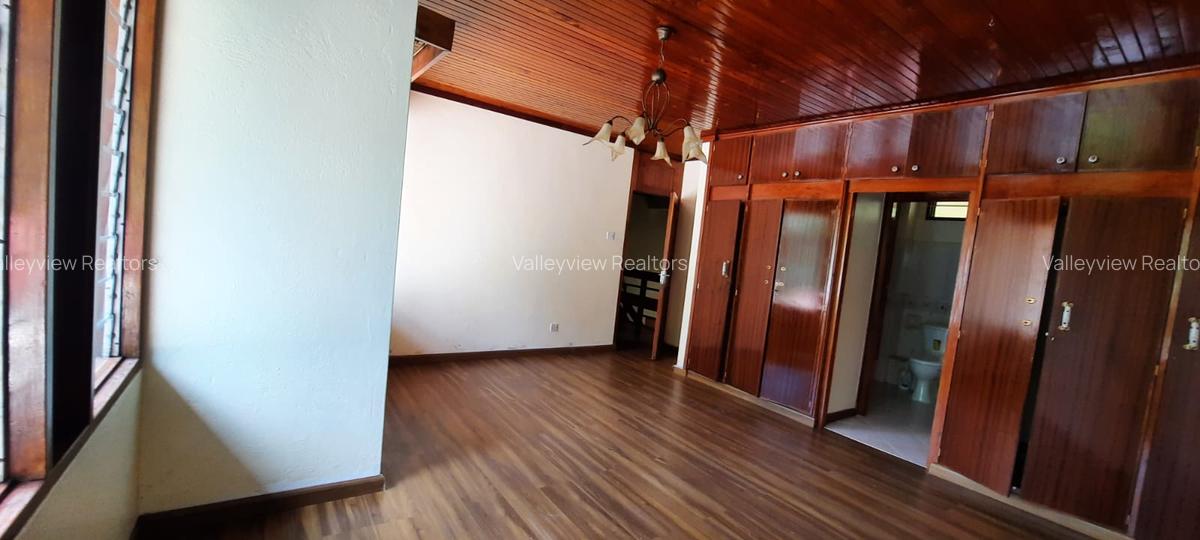 3 Bed House with En Suite at Lavington - 18