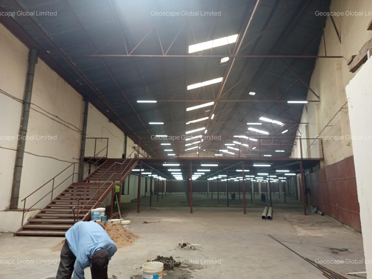 28,000 ft² Warehouse with Parking in Industrial Area - 5