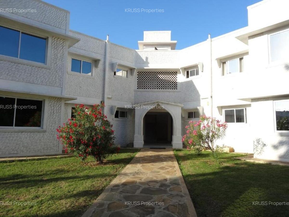 2 Bed Apartment with En Suite at As82 - 4