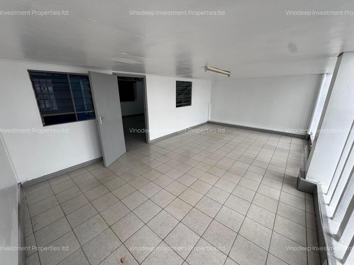 880 ft² Commercial Property with Service Charge Included at Baricho Road - 8