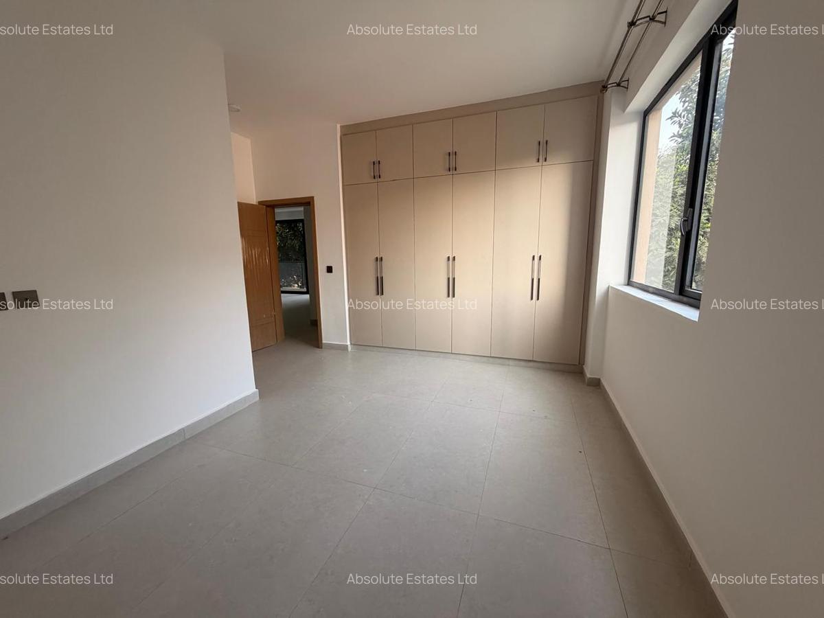 2 Bed Apartment with Gym in Brookside - 9