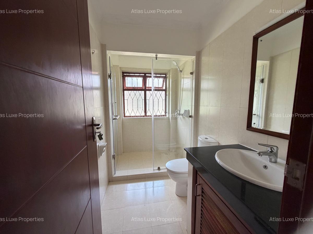 5 Bed Townhouse with En Suite at Old Runda - 14