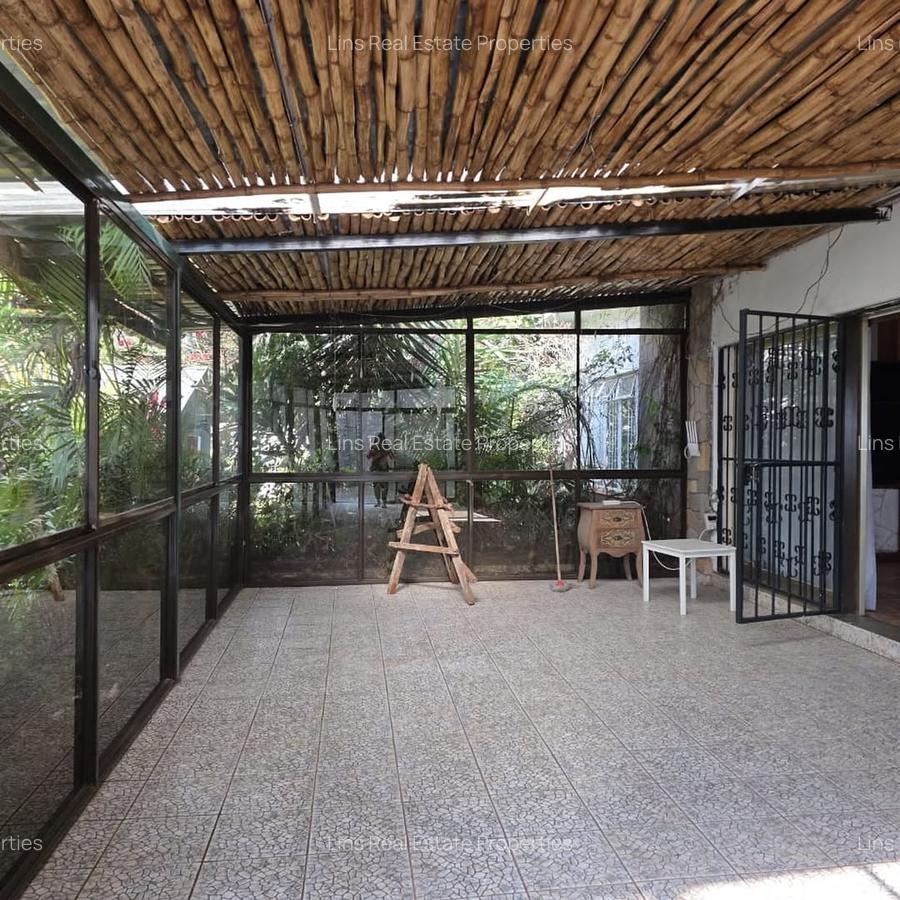 6 Bed House with En Suite in Lavington - 19