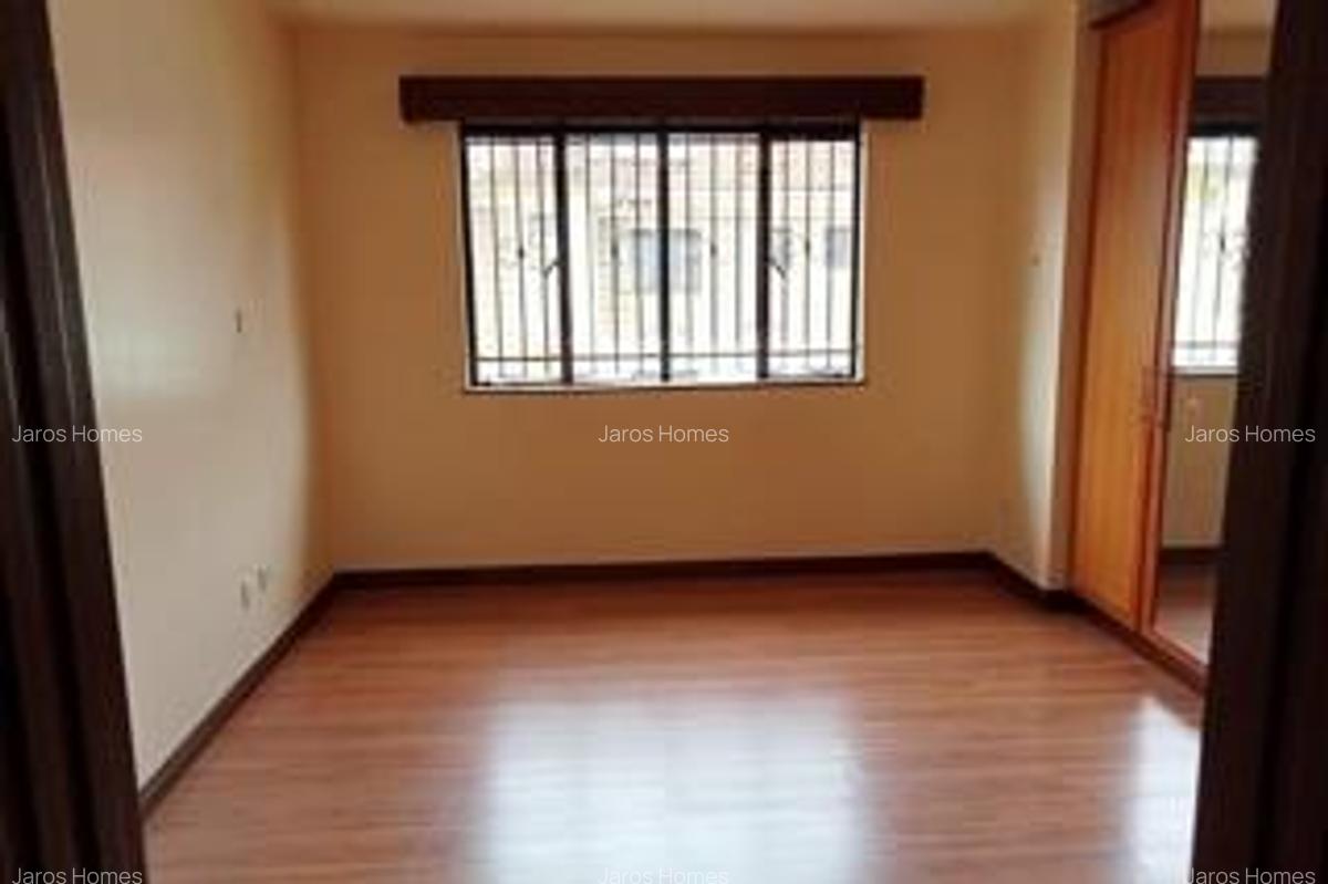 4 Bed Townhouse with En Suite at Grevellea - 11