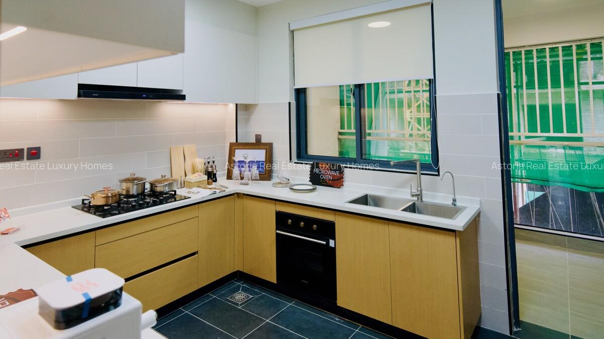 4 Bed Apartment with En Suite at 2026-405 - 5