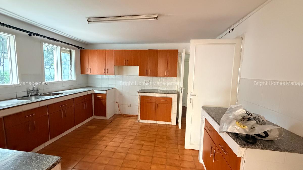 4 Bed Villa with En Suite in Hill View - 6