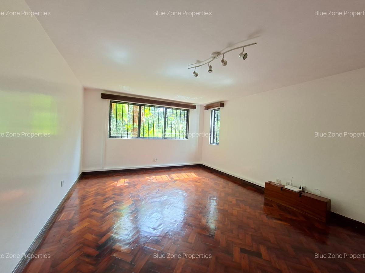 5 Bed House with En Suite at Close To Un - 8
