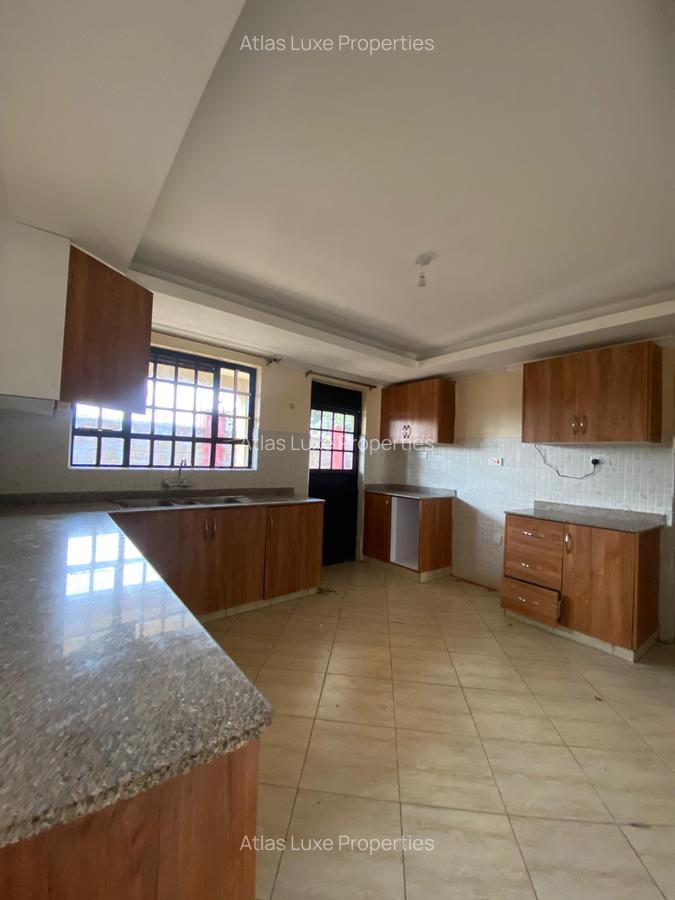 5 Bed Townhouse with En Suite in Garden Estate - 3