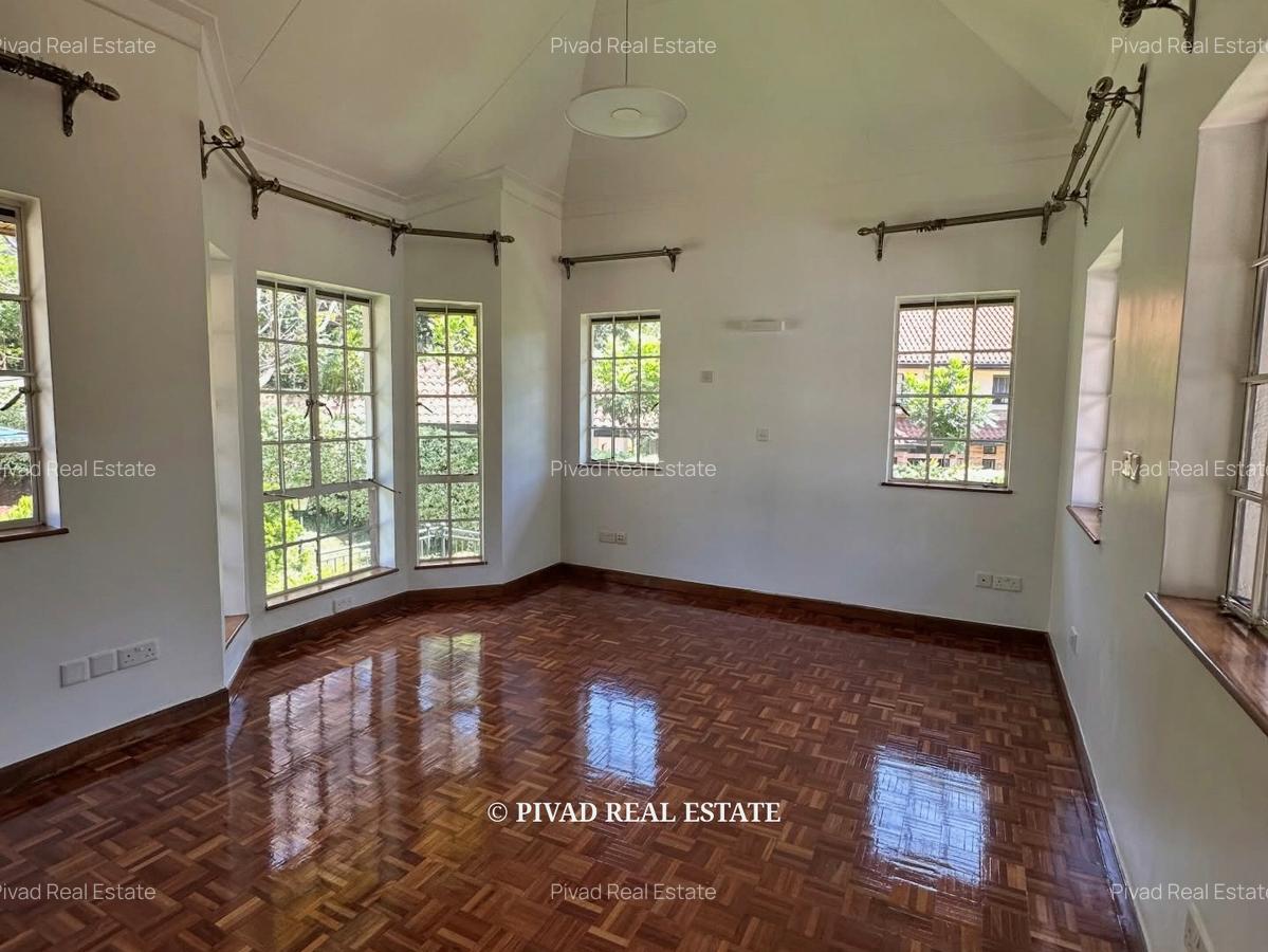 5 Bed House with Swimming Pool in Rosslyn - 6