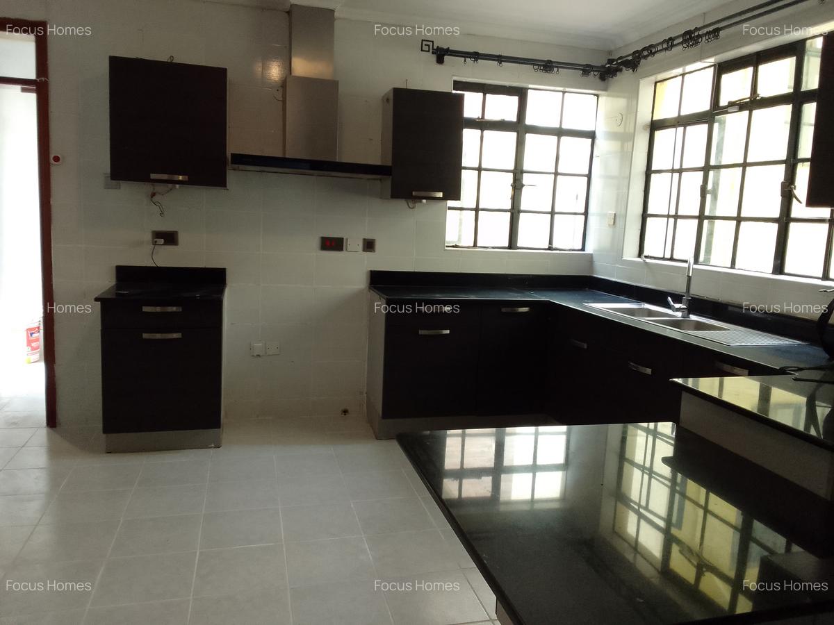 4 Bed Townhouse with En Suite in Lavington - 19