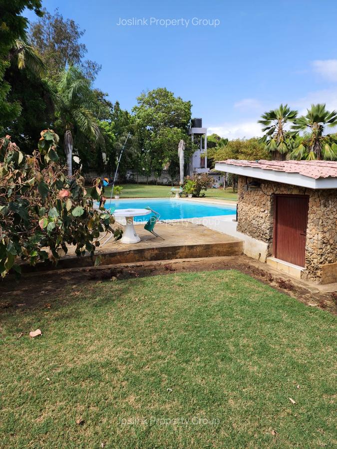Serviced 10 Bed Apartment with En Suite at Greenwood Drive - 11
