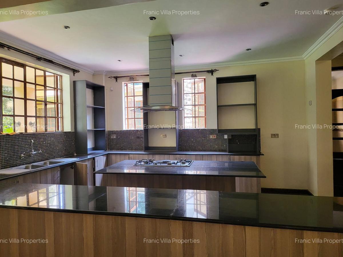 5 Bed Villa with En Suite at Lonetree - 2
