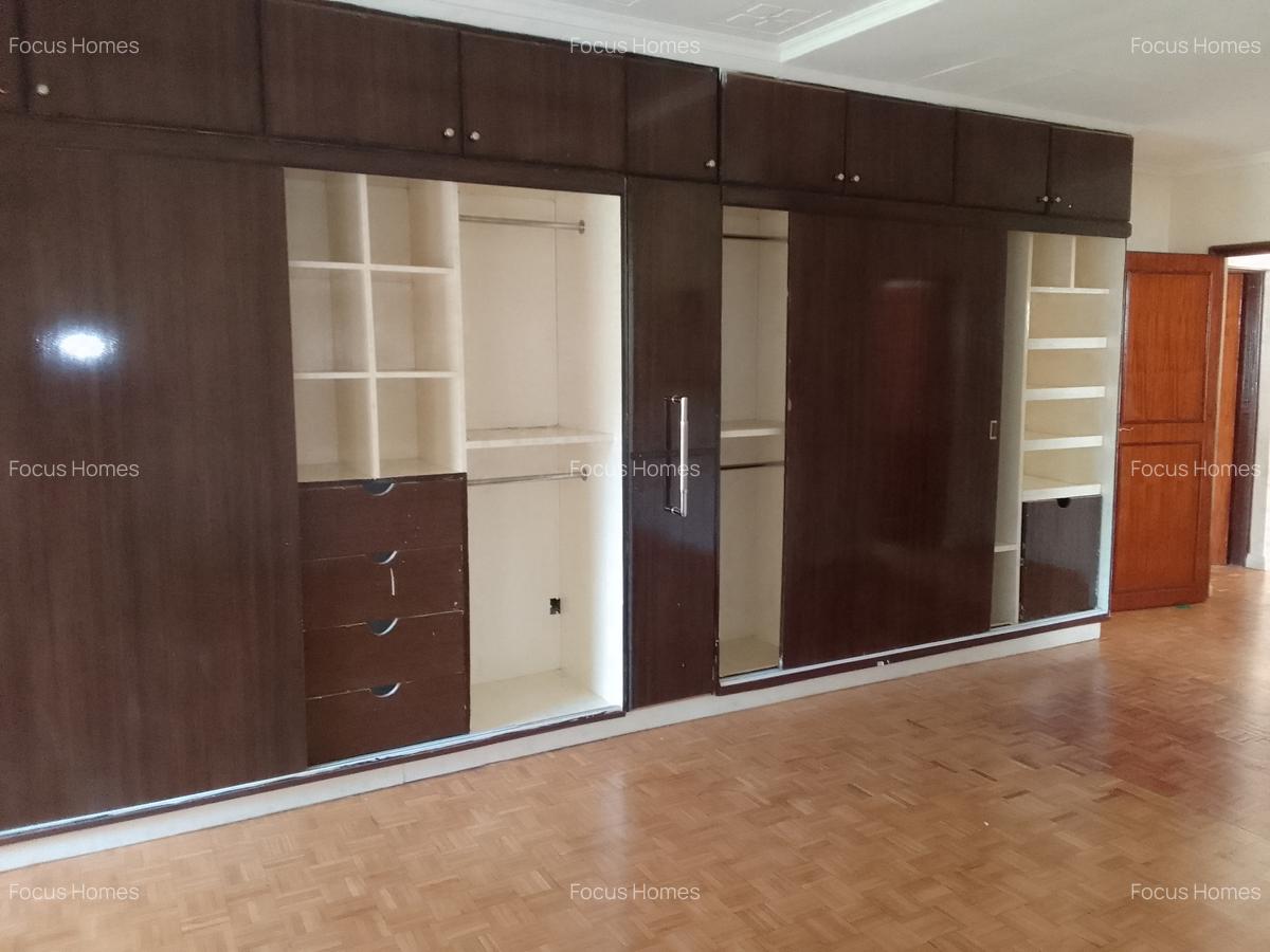 5 Bed Townhouse with En Suite in Lavington - 3