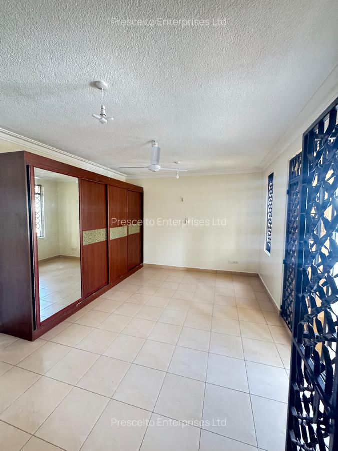 2 Bed Apartment with En Suite at Off Links Road - 11
