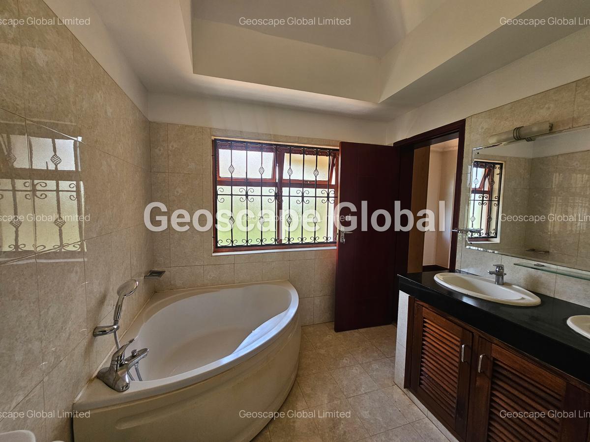 5 Bed House with En Suite in Runda - 14