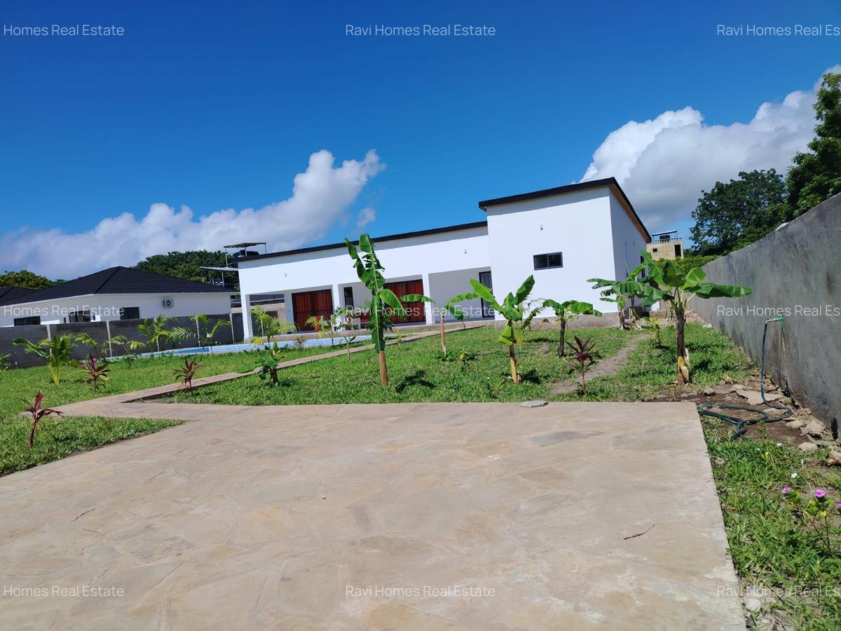 3 Bed Villa with En Suite in Diani - 1
